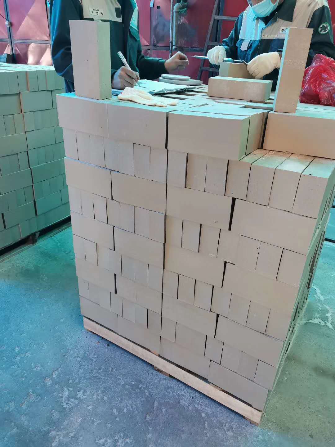 65厚耐酸磚今年處于一直是缺貨狀態(tài)，而且價格高，那么為什么會出現(xiàn)這種情況